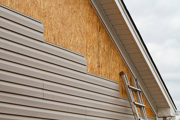 Professional Siding Replacement technician working in Greenbrier, TN